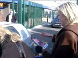 Marine Le Pen tracte devant une usine PSA-Peugeot-Citroën