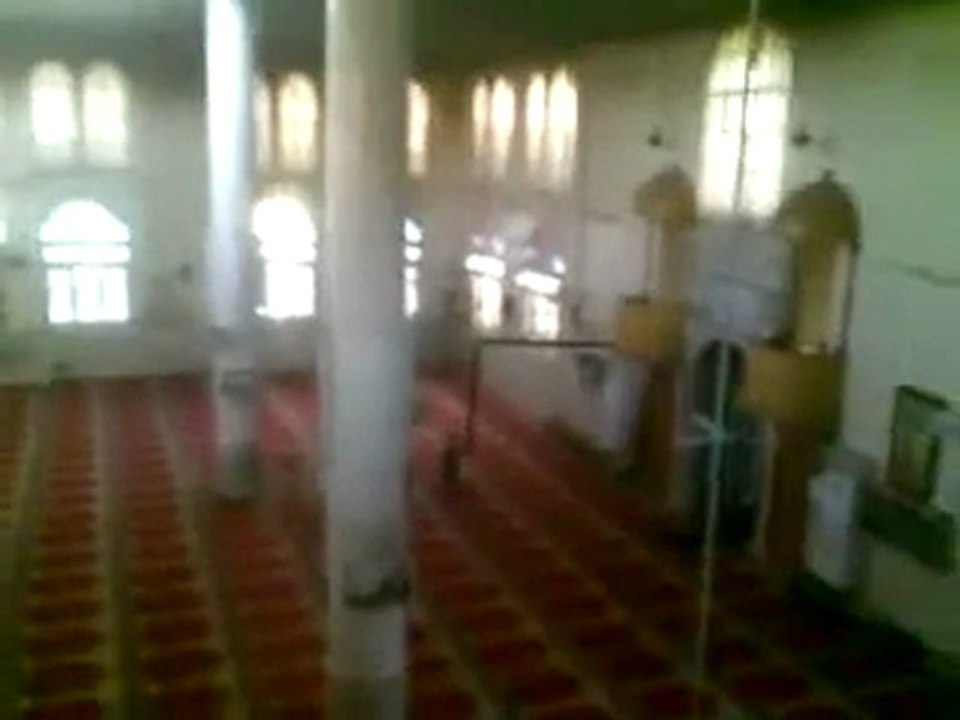 فري برس   حمص كرم الزيتون اثار القصف ع جامع الرفاعي 4 12 2011 ج5