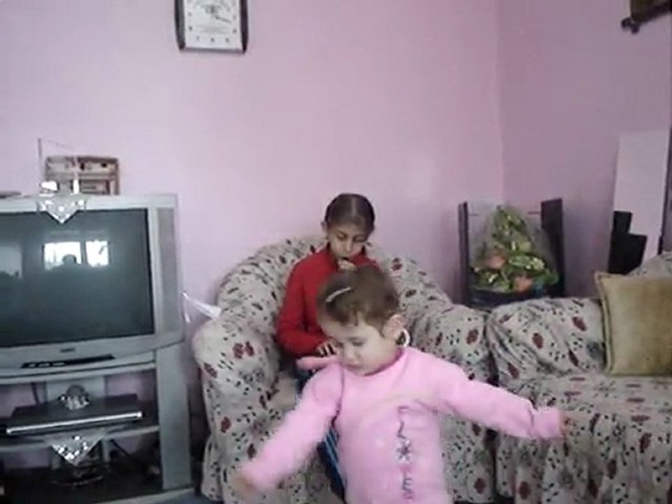 sena bebek oynuyor ablaları melodika çalıyor