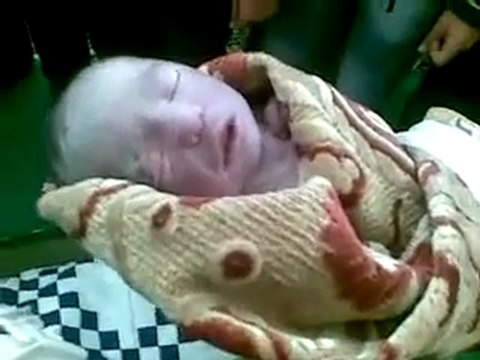فري برس الشهيد شحادي الحرشي وطفل لم يتجاوز عمره ساعات باباعمرو 6 12 2011