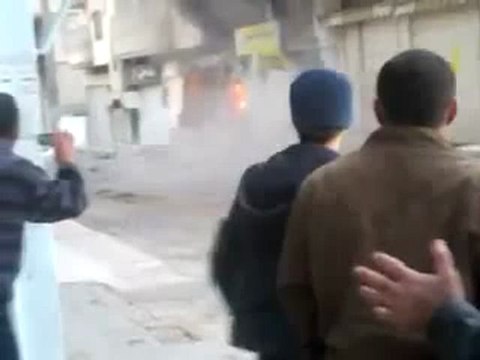 فري برس حمص الخالدية قصف على صيدلية العباس يبين كيفية القصف العشوائي على كل شيء هذا النظام لايفرق بين أحد ولا يـردعه إلا القوة 6 12 2011