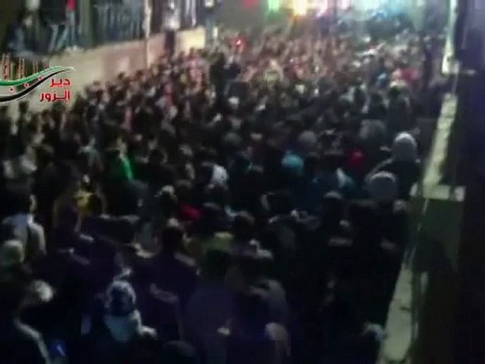 فري برس   دير الزور المظاهرات المسائية لأبطال الدير أمام بيت الشهيد نهاد خرابة 6 12 2011 ج2