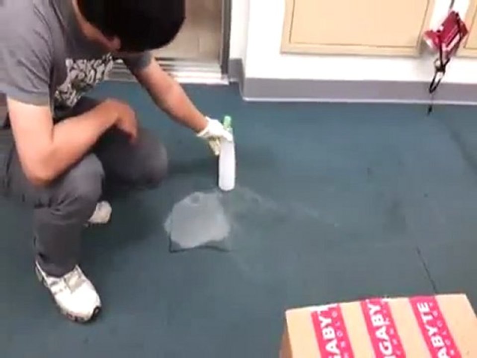 Explosion d'une bouteille remplie d'azote liquide