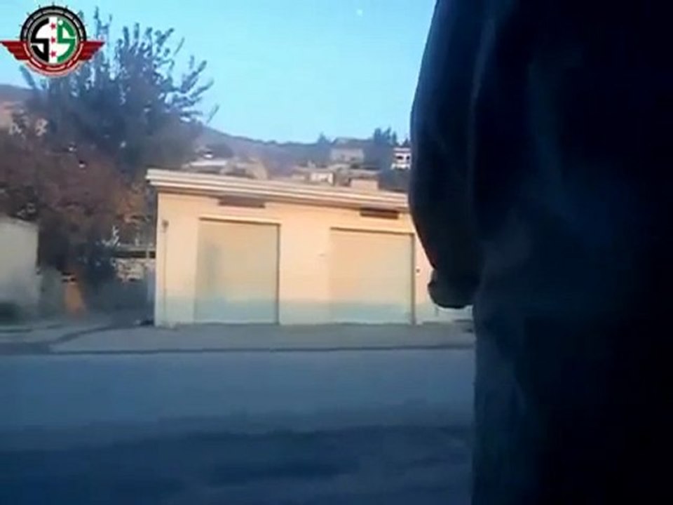 فري برس   حماه إقتحام قلعة المضيق بسهل الغاب بالمدرعات 6 12 2011