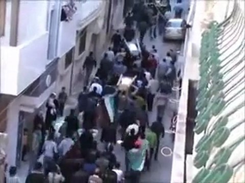 فري برس حمص باب السباع تشيع الشهداء الثلاثة الشهيد فراس ملا حسن والشيهد مهند الحزوري والشهيد كمال الحزوري استشهدو تحت التعذيب من قبل شبيحة