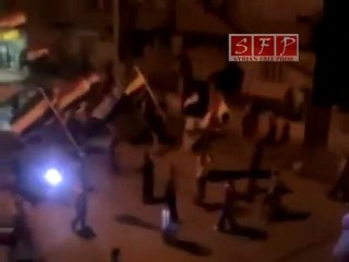 Tải video: دير الزور مظاهرة مسائية نصرة لحمص 27-7-2011