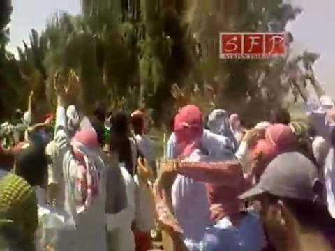 الدعاء لحماه في مظاهرة الميادين بدير الزور 5-8-2011
