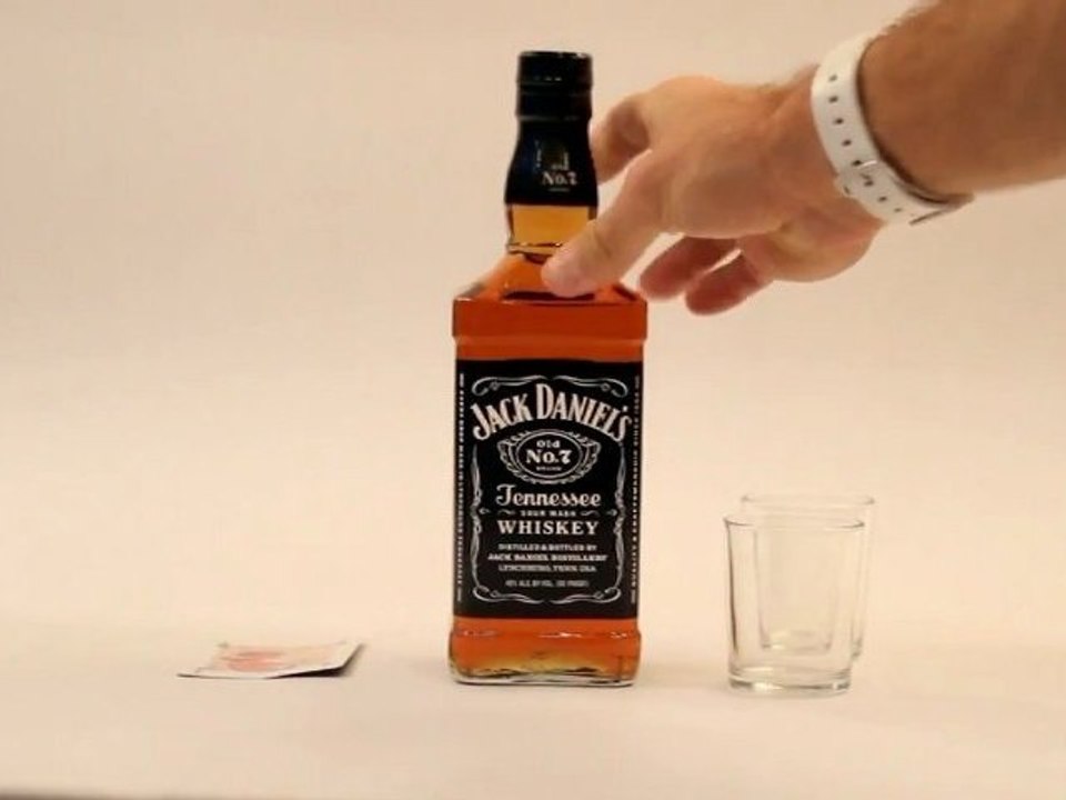 Transvaser du Whisky dans de l'eau
