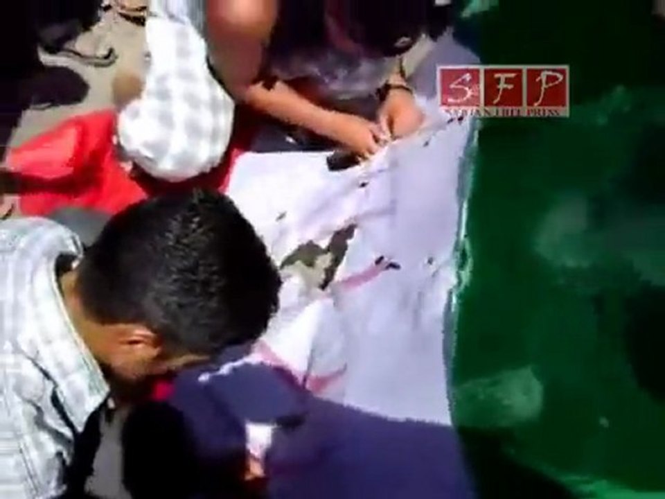 احراق  علم ايران المجوس في حمص دير بعلبة جمعة الله معنا 5 8 2011