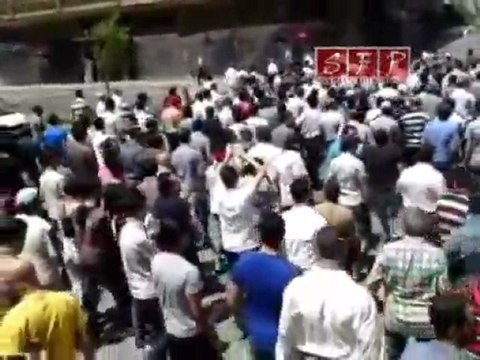 مظاهرة حاشدة في حمص شارع الملعب من جامع عمر جمعة الله معنا 5 8 2011