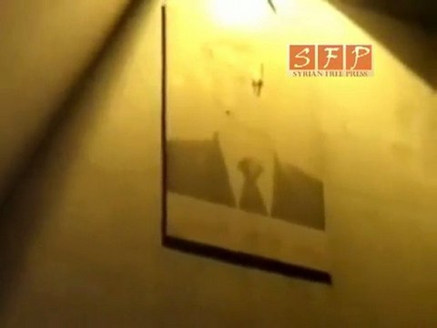 ريف دمشق التل تمزيق صورة بشار من على مبنى البريد 8 8 2011
