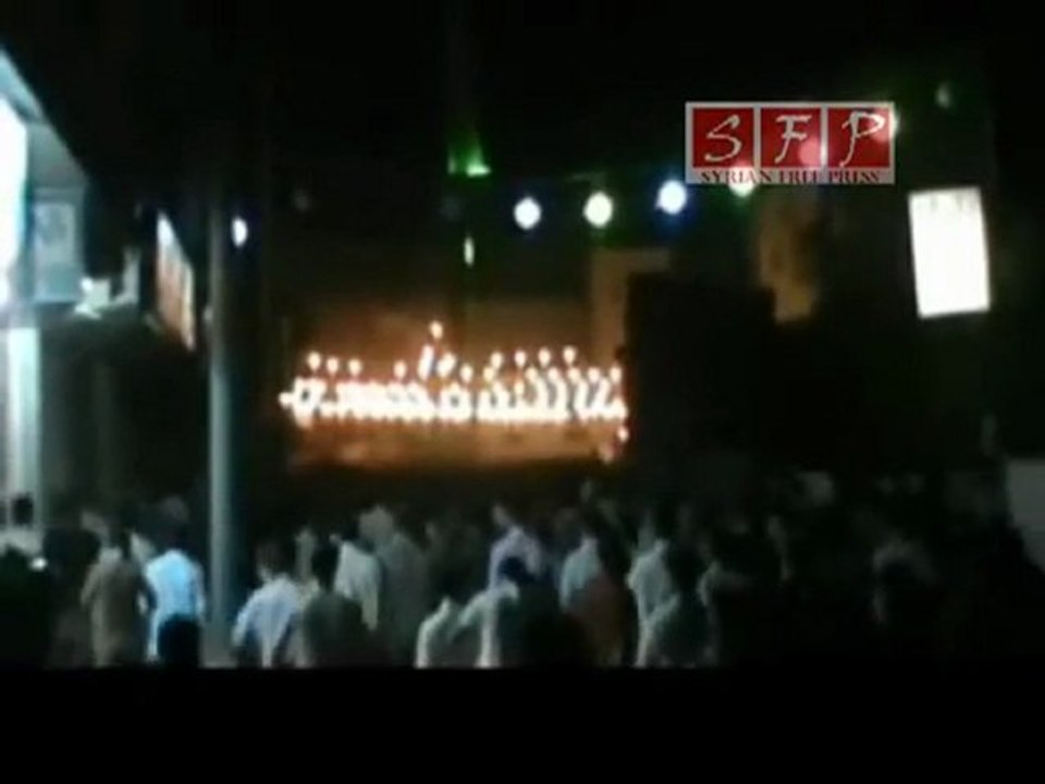 دوما وصول المتظاهرين إلى العزاء 6-8-2011