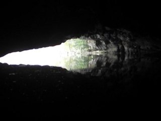 VIETNAM.Tam Coc.Traversée d'une grotte vers un paysage feérique