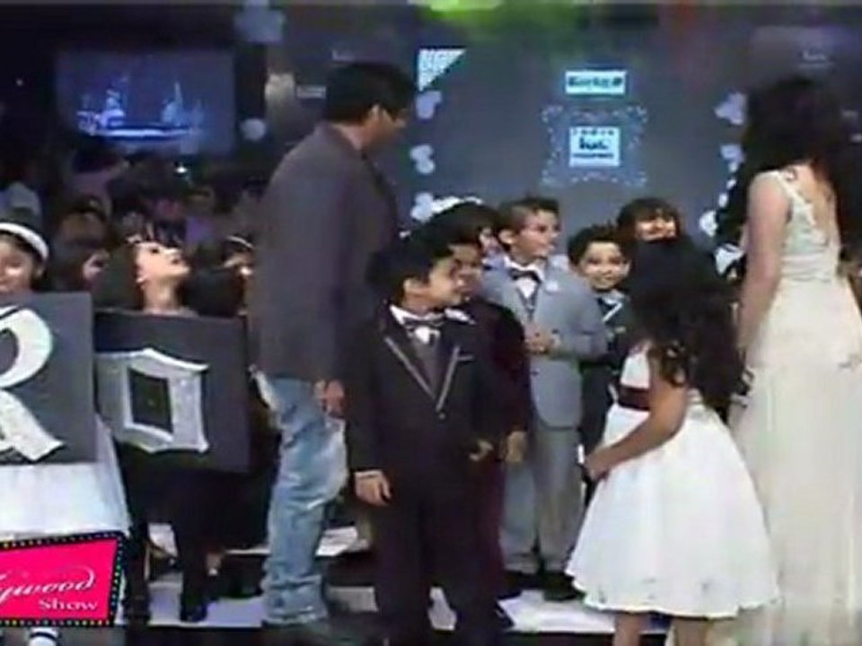 Hot Dia Mirza Gives Poses With Kids At India Kids Fashion Week