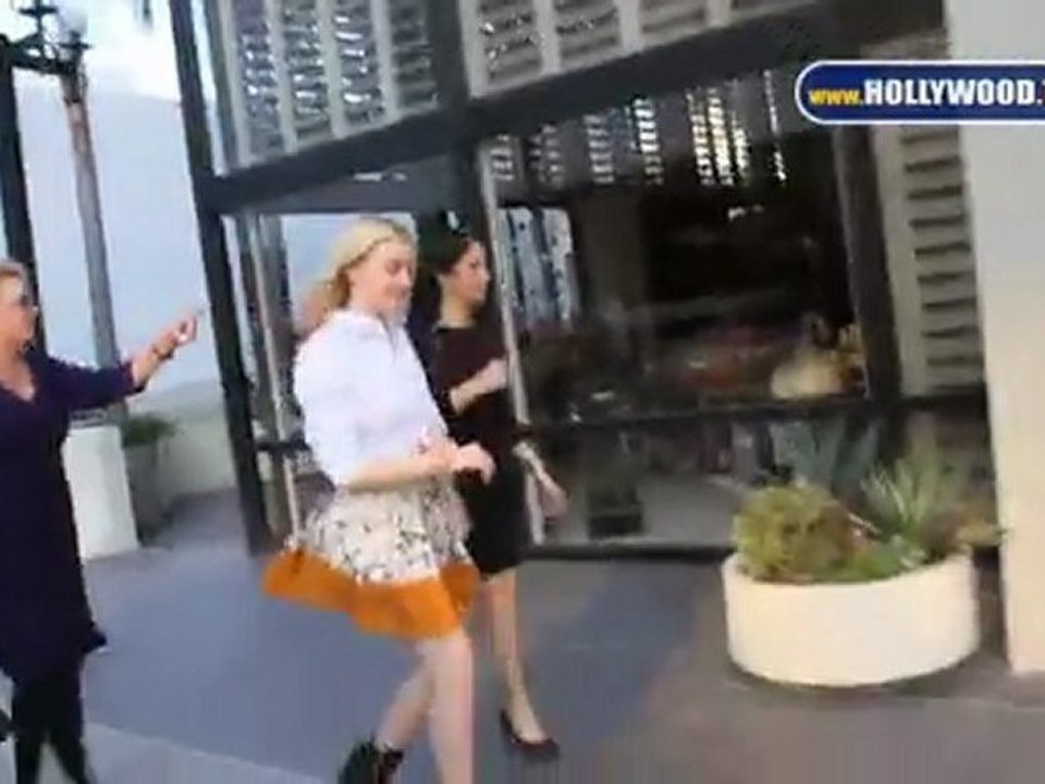 Dakota Fanning va de compras en Beverly Hills