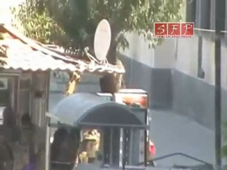 فري برس   حماة   الجنود والشبيحة ينهبون كشك ساحة العاصي 3 8 2011