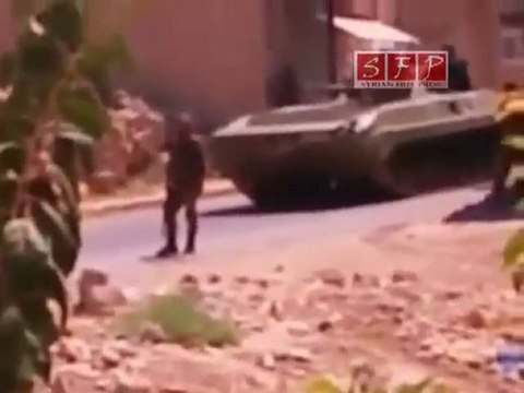 إدلب كفرومة الجيش يحاصر الجامع اثناء الصلاة 19 8 2011