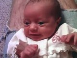 Bebé de ojos saltones se convierte en sensación en Youtube