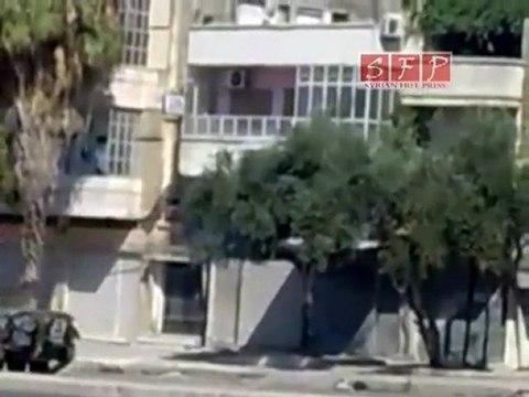 فري برس اجتياح المدرعات العسكرية لحي باباعمرو 20 8 2011