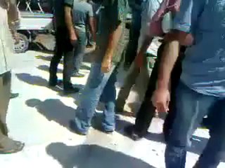 فري برس   حمص  تجمع المتظاهرين في السوق بعد تفريقهم 22 8 2011