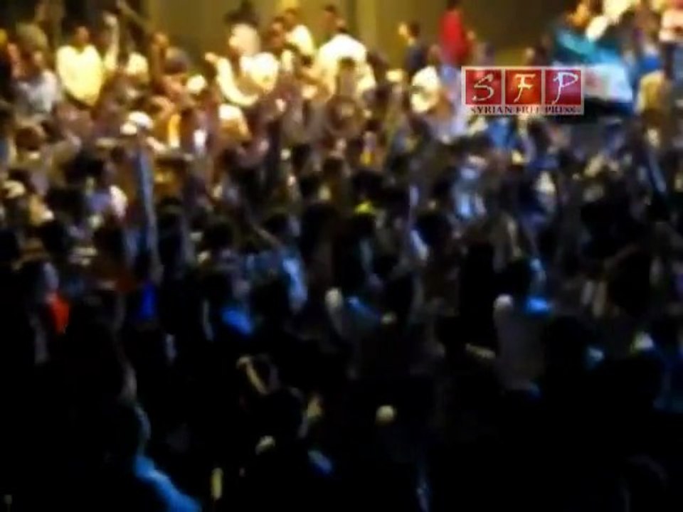 فري برس   حمص دير بعلبة مظاهرة بعد صلاة التروايح 22 8 2011