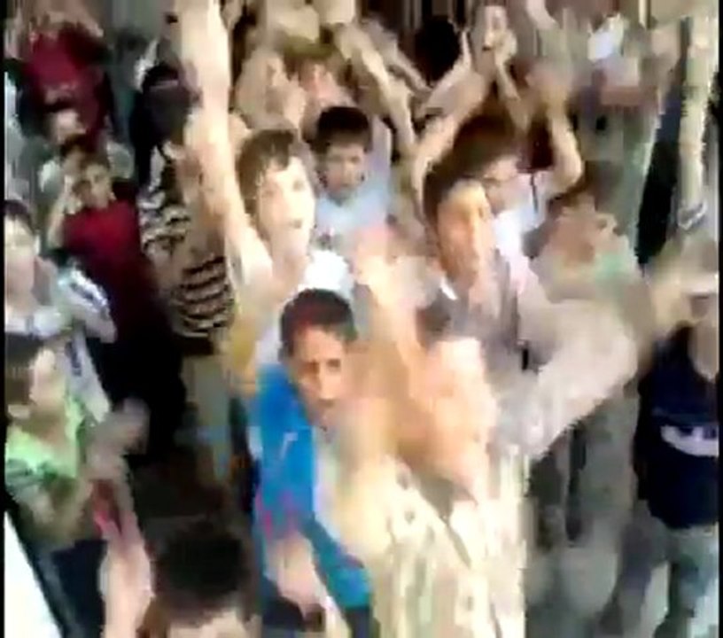 فري برس   ادلب جرجناز  حتى الأطفال تقول لك ارحل يا أصم ،24 رمضان 24 8 2011