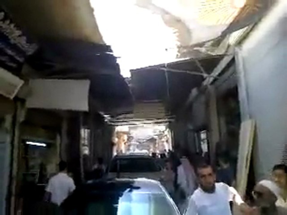 فري برس   إدلب معرة النعمان دخول لجنة تقصي الحقائق من جهة وهروب جيش وشبيحة الأسد من الجهة الأخرى 24 08 2011