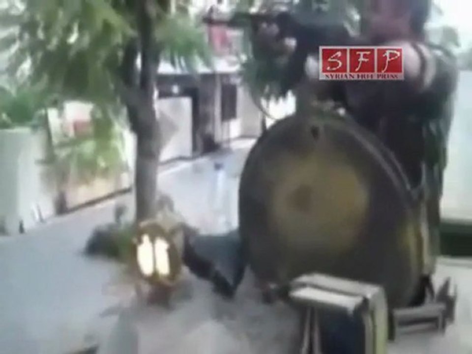فري برس   جنود من الجيش الاسدي يطلقون النار باتجاه منازل الاهالي