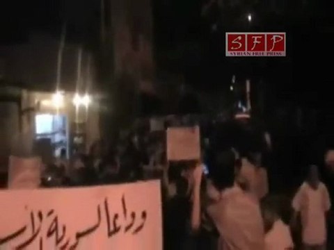 فري برس دوما لافتات مظاهرة بعد التراويح ثلاثة مقاطع 28 8 2011