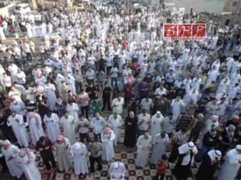 فري برس صلاة العيد في ساحة الحرية في مدينة بصرالحرير اكثر من 10000 ودعاء على بشار الاسد 30 8 2011