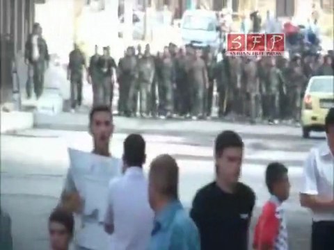 فري برس درعا البلد بعد الصلاة العيد ومواجهة الشبيحة 30 8 2011