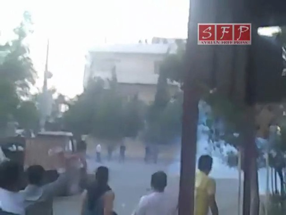 فري برس   حلب تل رفعت إطلاق غازات سامة ورصاص حي 1 9 2011