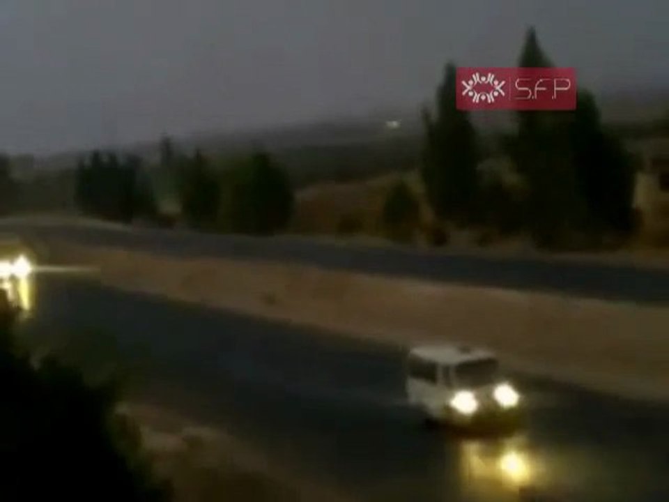 فري برس   خربة غزالة   مرور موكب قطعان الأمن والشبيحة اتستراد درعا   دمشق صباح جمعة الحماية الدولية 9 9 2011