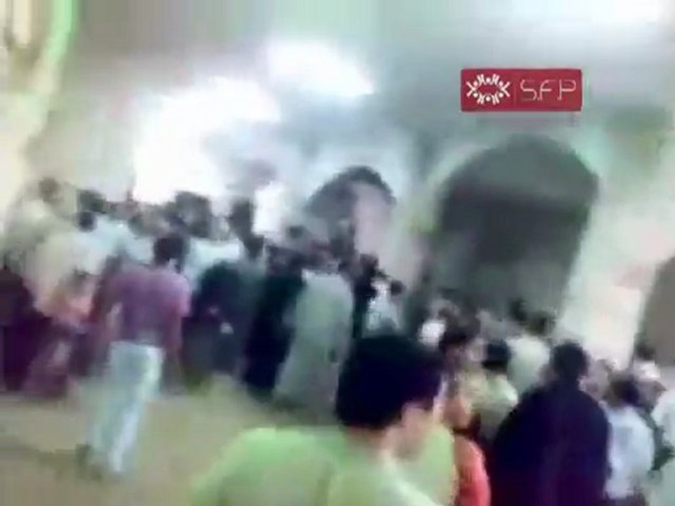 فري برس   حماة جمعة النصر لشامنا ويمننا مقطع طويل لمحاصرة الامن والشبيحة للمصلين في مسجد صلاح الدين جنوب الملعب30 9 2011