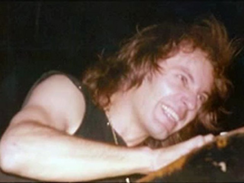 vita spericolata.. cantata Magnificamente da una Donna.. ma non so' chi e'.. che importanza ha..