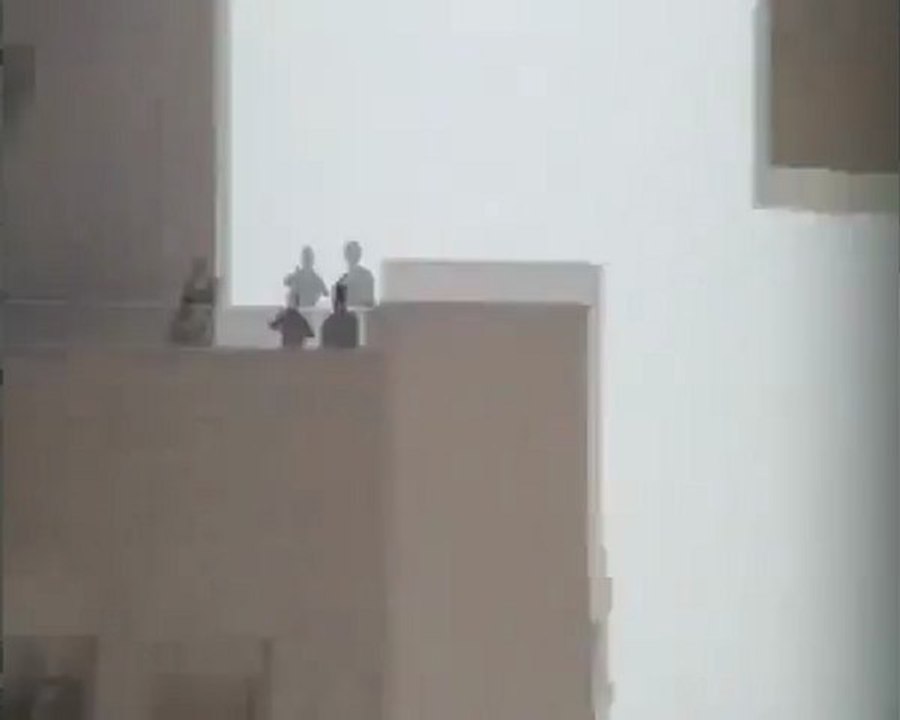 فري برس   حماه عصابات الاسد تطلق النار من على سطح المجمع الطبي على المصلين الخارجين من مسجد التكيه 7 10 2011