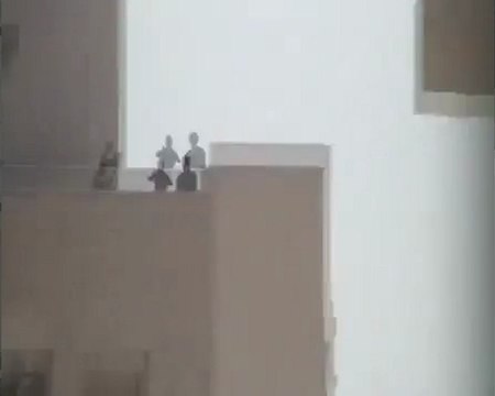 فري برس حماه عصابات الاسد تطلق النار من على سطح المجمع الطبي على المصلين الخارجين من مسجد التكيه 7 10 2011