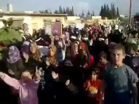 فري برس ادلب معرة حرمة مظاهرة نسائية في سبت الشهيد مشعل تمو 8 10 2011