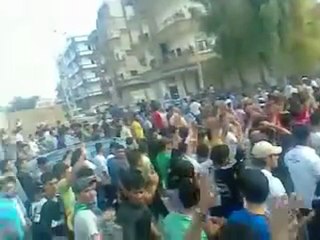 فري برس   قامشلو وصول المتظاهرين الى مجلس عزاء الشهيد 9 10 2011