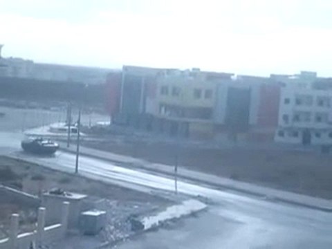 فري برس حمص باباعمرو المدرعات على الطريق العام تطلق النار بشكل عشوائي 12 10 2011