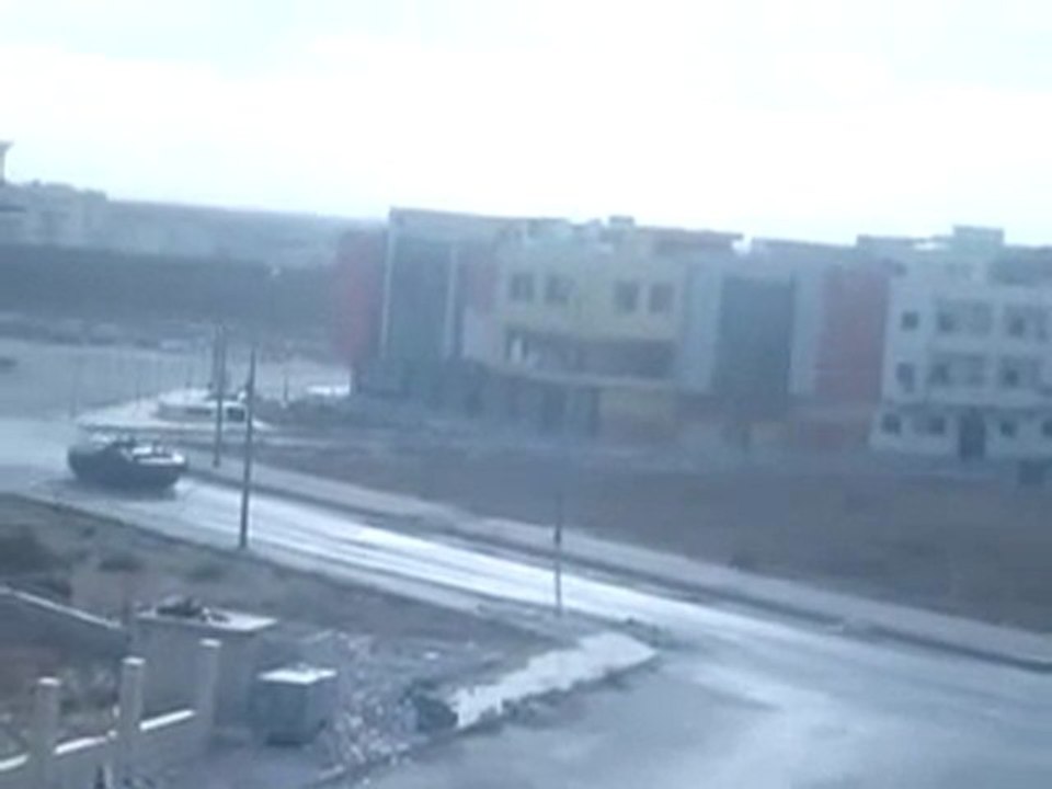 فري برس   حمص باباعمرو المدرعات على الطريق العام تطلق النار بشكل عشوائي 12 10 2011