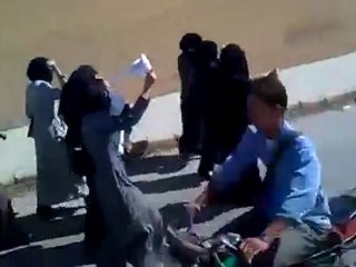 فري برس   مظاهرة نسائية   الباب  مدرسة العساني 13 10 2011