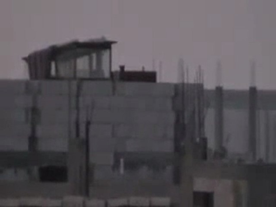 فري برس   القصف المدفعي الشديد على حي ديربعلبة بحمص 15 10 2011
