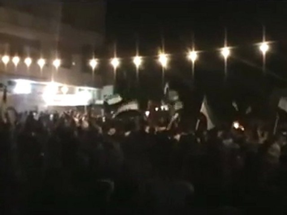 فري برس   حمص من مسائية باباعمرو يابشار ويا زرافة الله لايعطيك العافية 15 10 2011