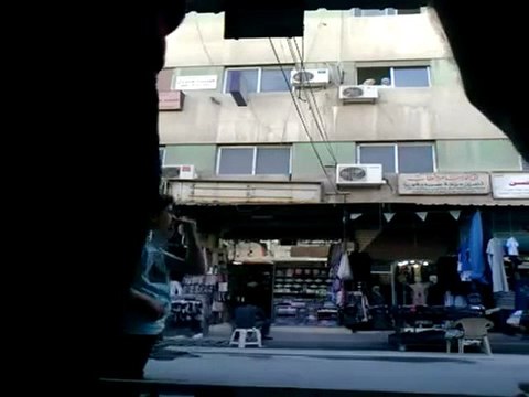 فري برس ريف دمشق دوما اقتحام عصابات الاسد القمعية للسوق التجاري 15 10 2011