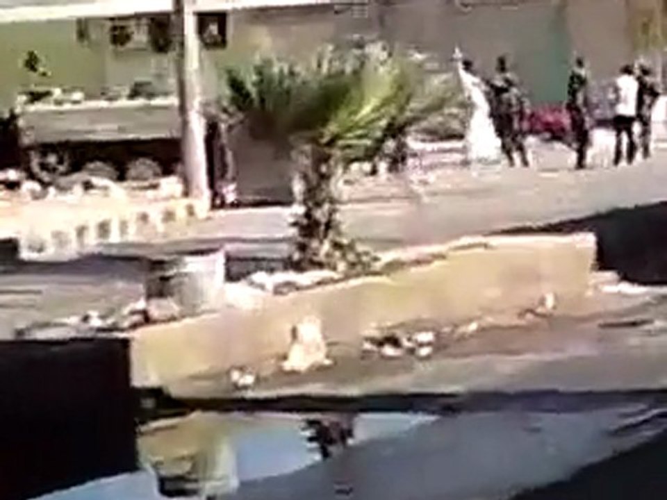 فري برس   اطلاق النار على المظاهرة الطلابية في مدينة انخل 16 10 2011