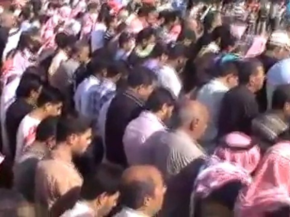 فري برس   درعا الصنمين صلاة الجنازه على الشهيد زاهر ضامن العيد 17 10 2011