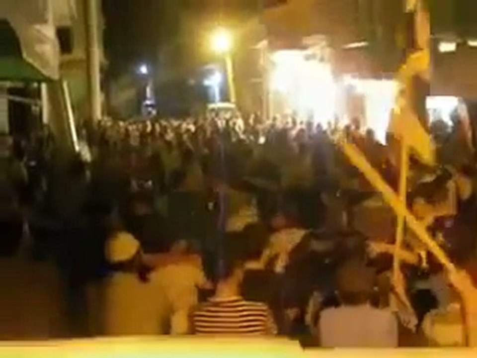 فري برس   ادلب   سرمين    قاشوش سرمين قبل استشهاده بنصف ساعة 17 10 2011 ج2