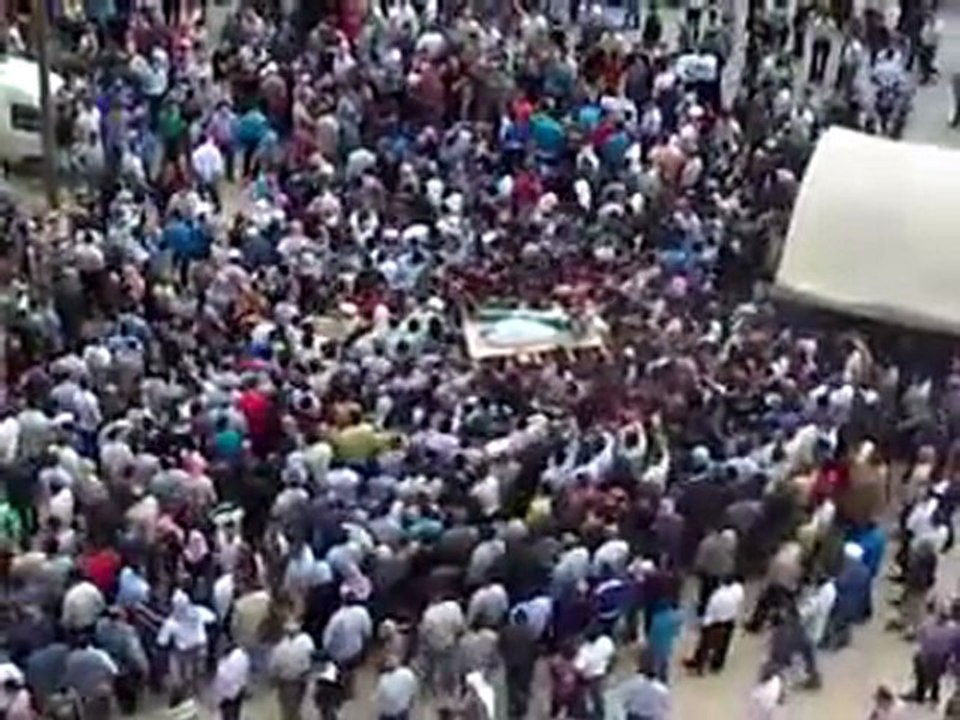 فري برس   جنازة الشهيد يامن مطيع هرموش 18 10 2011 مدينة ادلب ج2