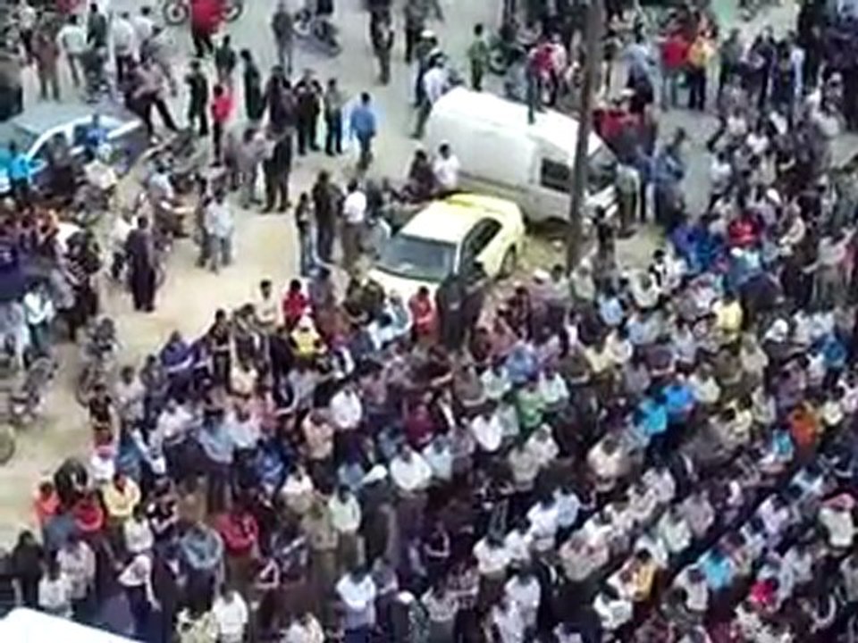 فري برس   جنازة الشهيد يامن مطيع هرموش 18 10 2011 مدينة ادلب ج4